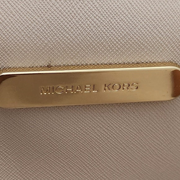 Michael Kors Saige Med Reversible Tote and Zip Clutch - Picture 8 of 10